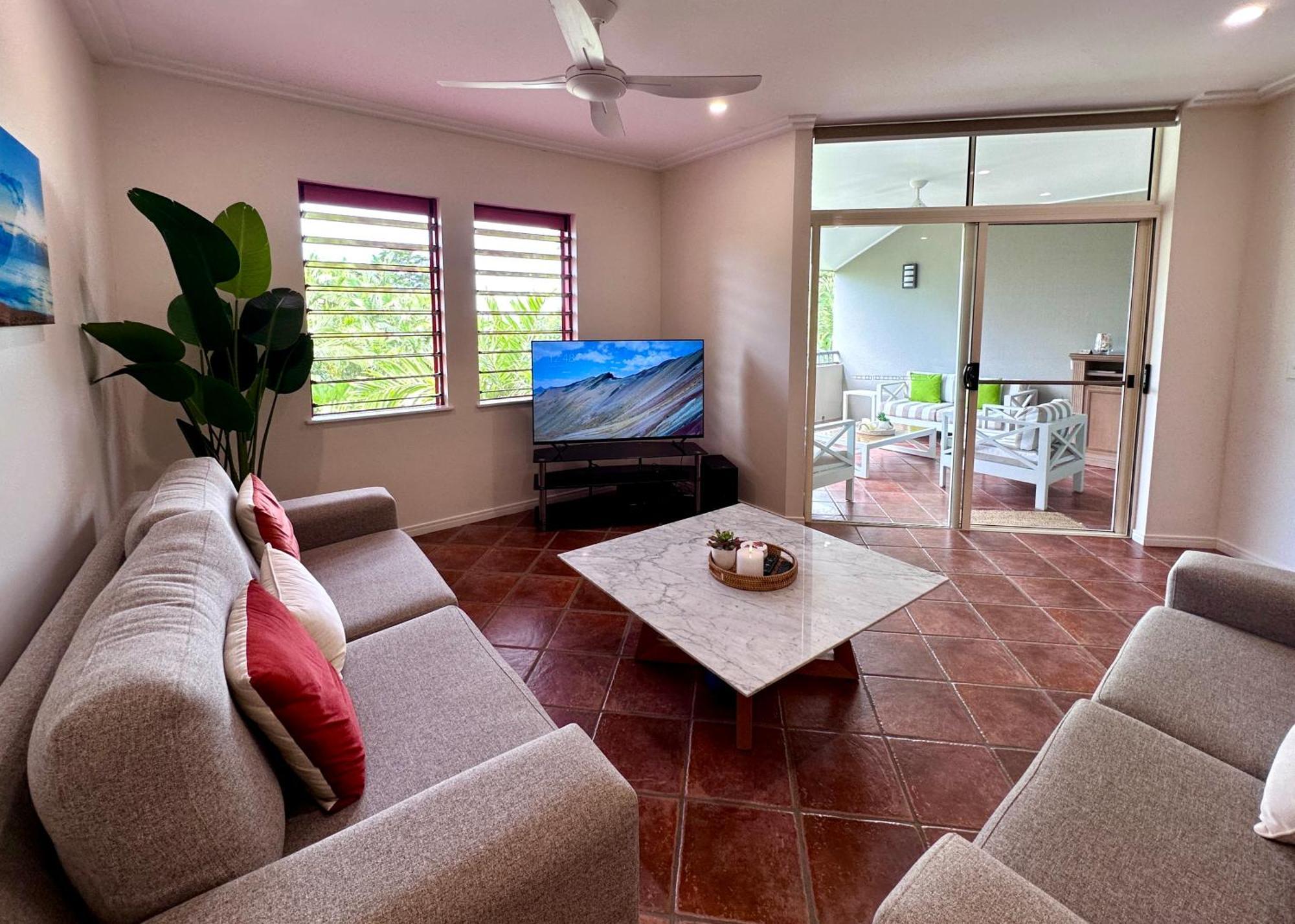 Oasis At Palm Cove Aparthotel Екстериор снимка